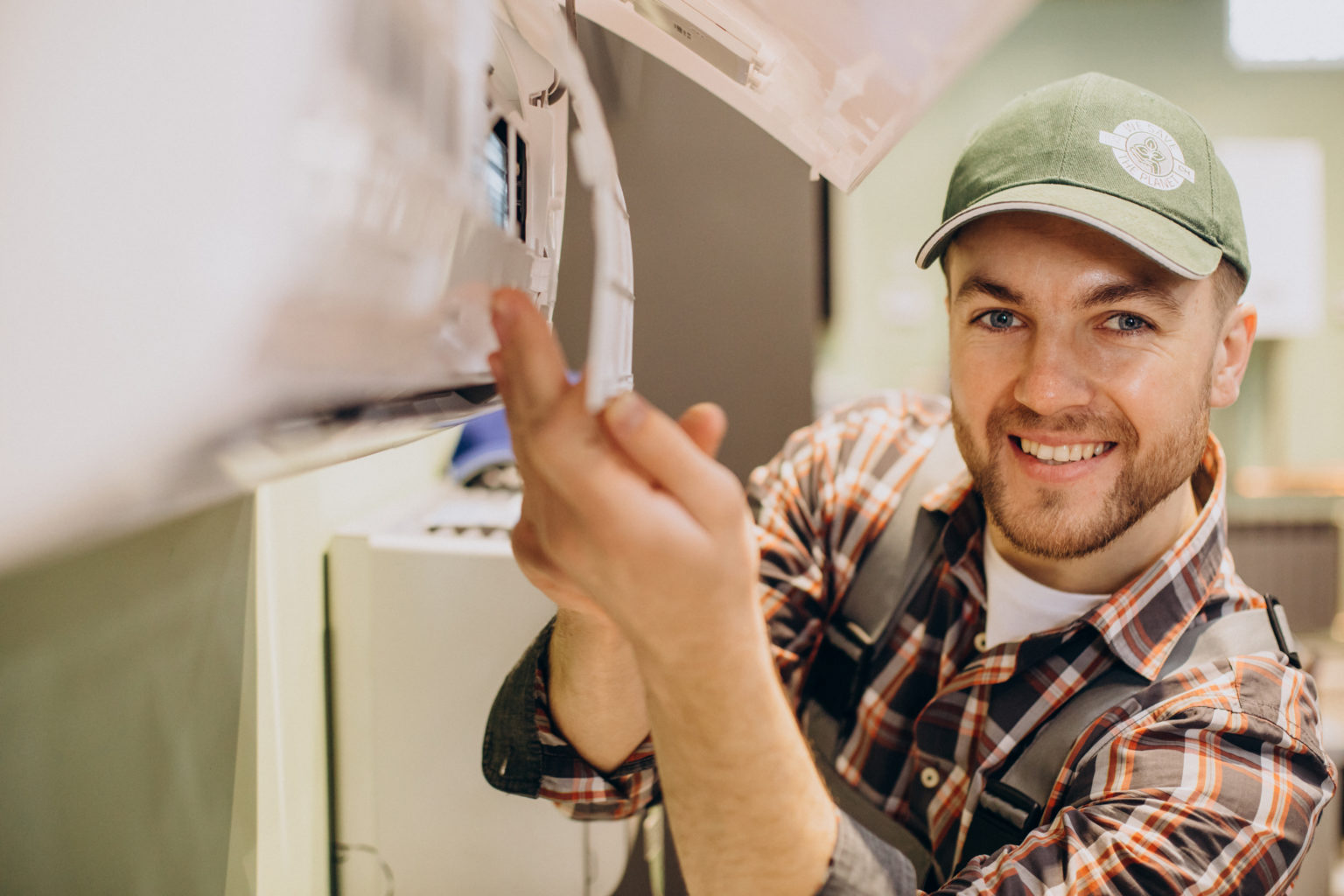 repairman doing air conditioner service 1 1536x1024 1